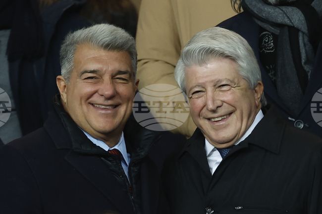 Президентът на Барселона Жоан Лапорта се радва на подобрението на икономическото състояние в испанския шампион