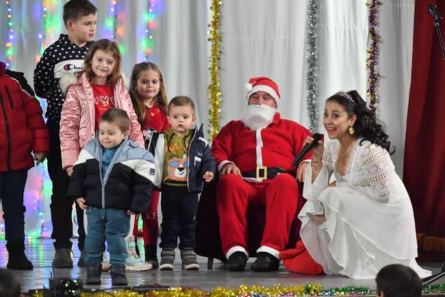 Община Кубрат: Коледен концерт зарадва малки и големи в Бисерци - десетки малчугани получиха подаръци и лакомства