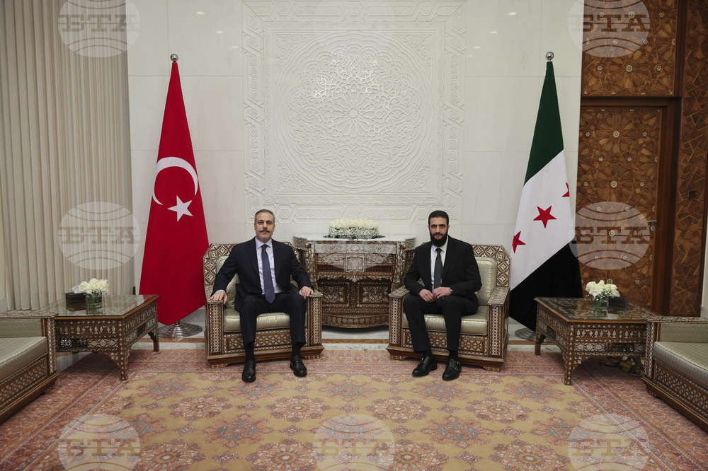 Няма място за кюрдски бойци в Сирия, заяви турският външен министър в Дамаск