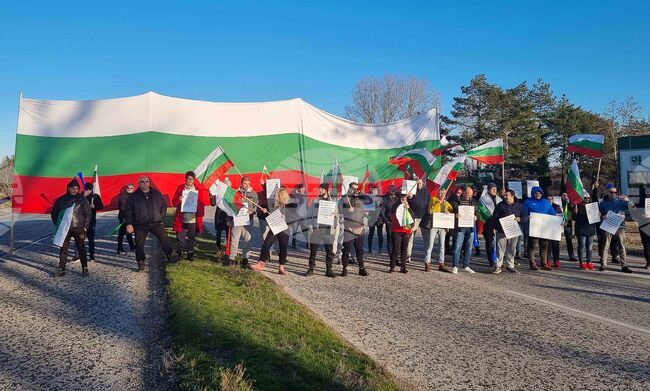 Жители на Плевен блокираха главния път София - Русе край с. Ясен в знак на протест заради проблемите с водоснабдяването
