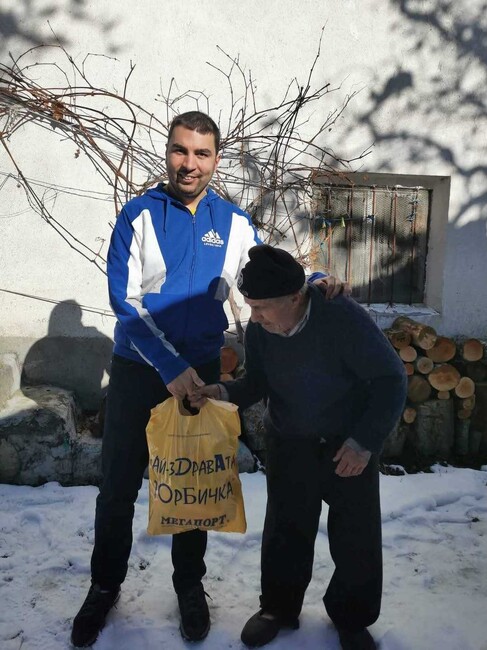 Футболни фенове организираха отново "Синя Коледа“ с дарения за жители на села в Смолянско