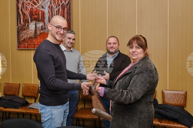 Историческият музей в Плевен получи като дарение пушка, откупена на благотворителен търг от общински съветник