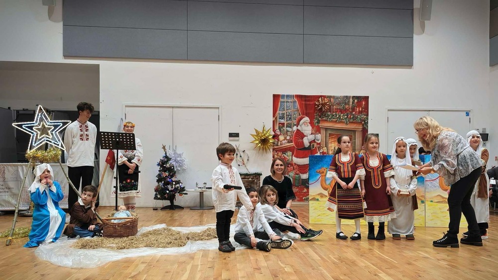 Коледно тържество с танци, стихотворения и пресъздаване на обичаи се състоя в училище „Васил Левски“ в Кеймбридж