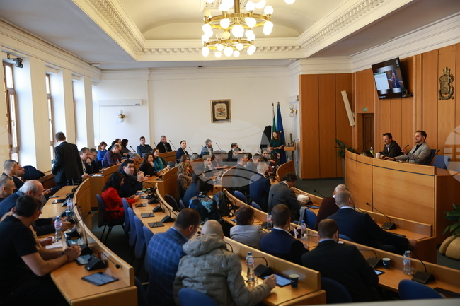 Столичният общински съвет реши да удължи договора на частна фирма за обществен превоз на пътници 