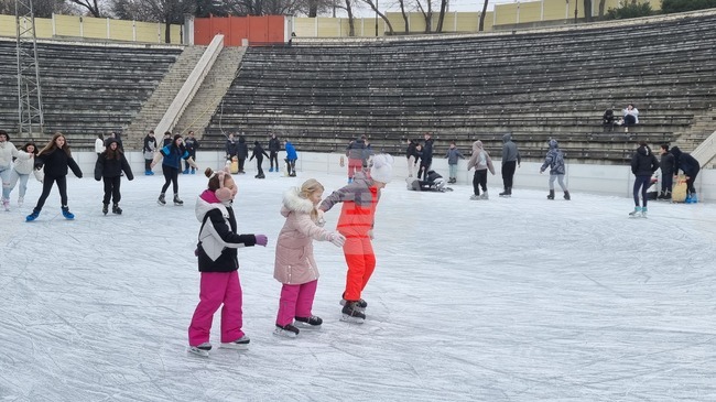 Заработи ледената пързалка в Хасково