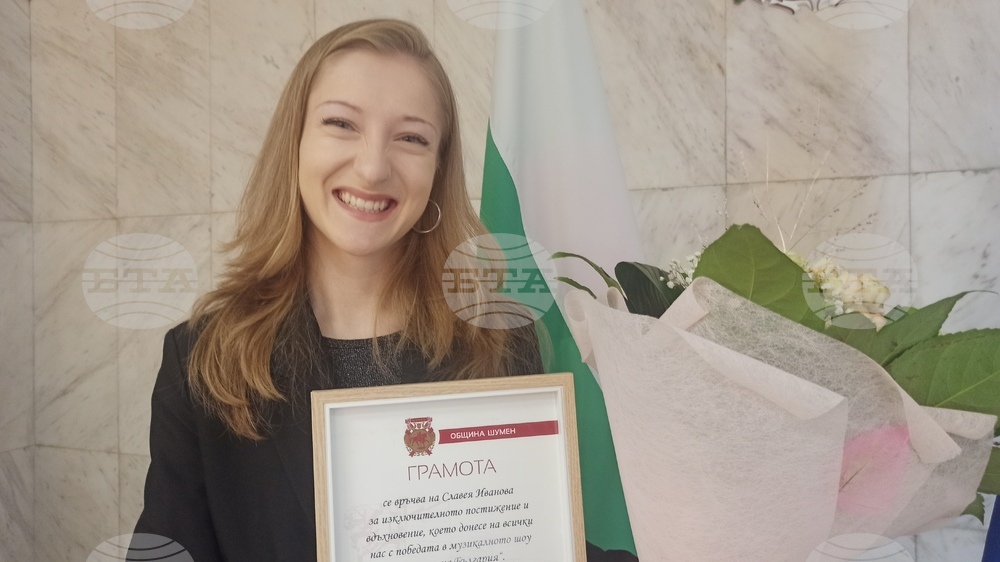 Кметът на Шумен проф. Христо Христов и зам.-кметът доц. Виктория Ковчазова поканиха Славея Иванова да пее в Шумен на 11 май