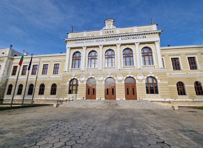 С конкурси, състезания и концерт Търговската гимназия в Свищов отбелязва 140 години от основаването си