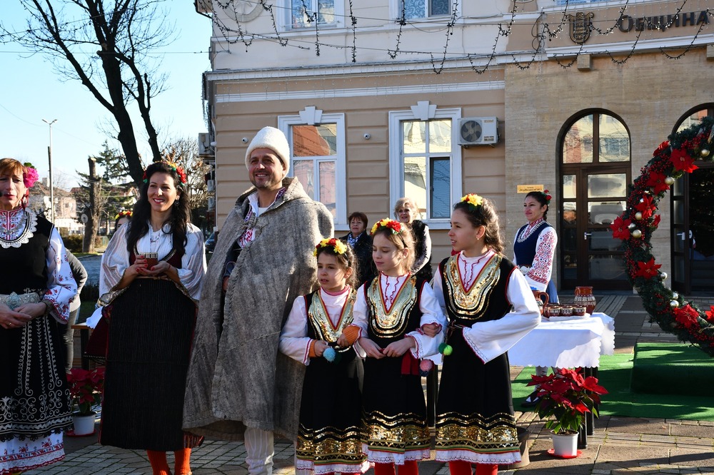 Община Елин Пелин ще посрещне над 50 коледари и тази година на 25 декември на пл. "Независимост"