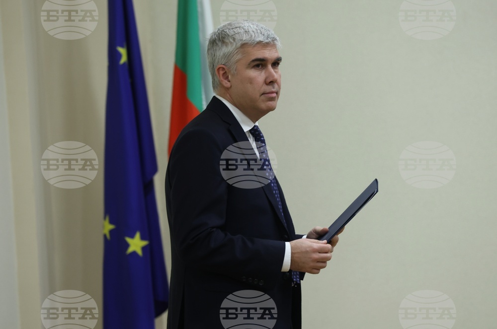 Служебният енергиен министър подписа договори за безвъзмездна финансова помощ за проекти на трите електроразпределителни дружества и ЕСО