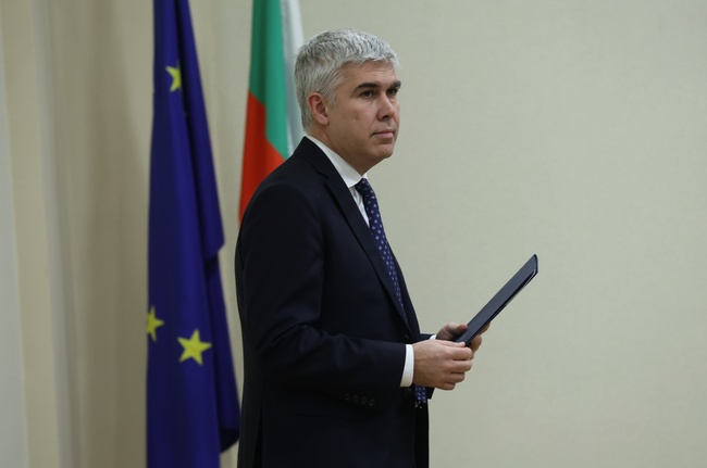 Служебният енергиен министър подписа договори за безвъзмездна финансова помощ за проекти на трите електроразпределителни дружества и ЕСО