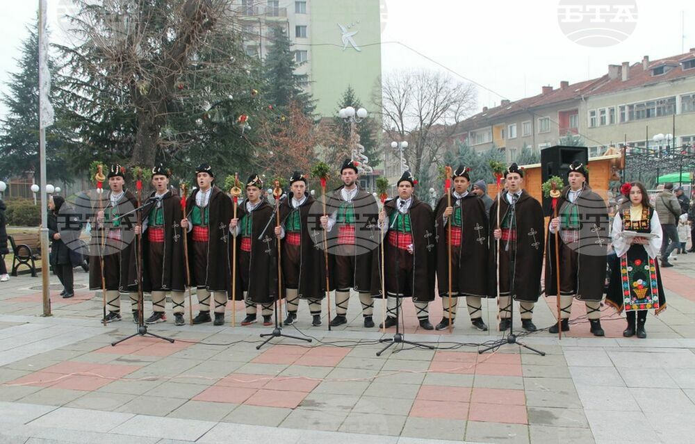 Коледарски песни огласиха площада в Елхово по време на общинския празник