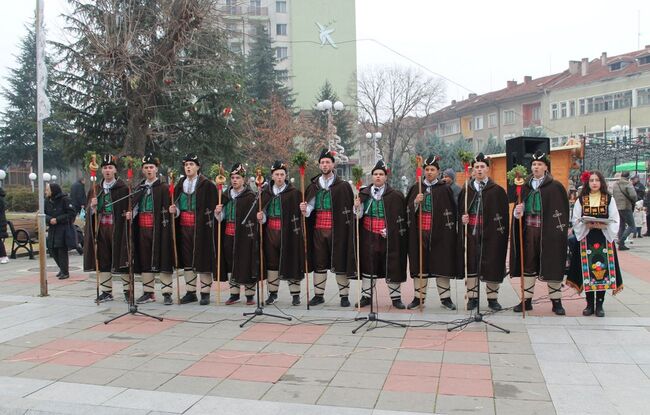 Коледарски песни огласиха площада в Елхово по време на общинския празник