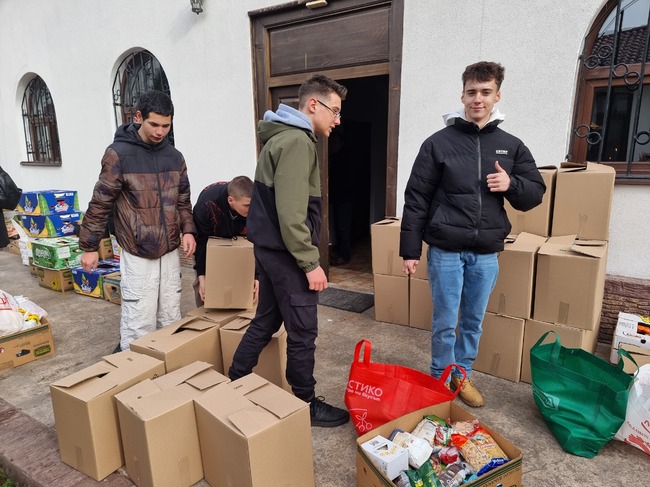 Масово участие на младежи през тази година в акцията на храма "Св. Димитър" в Кюстендил в помощ на хора в неравностойно положение, отчитат от храма