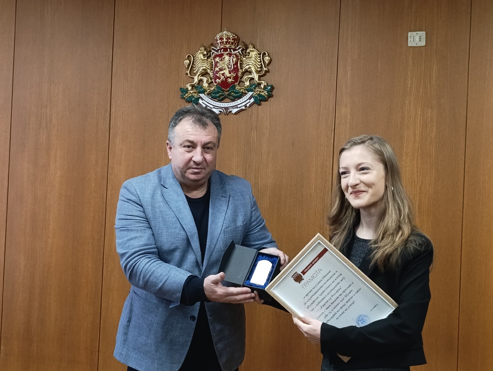 Община Шумен: Кметът проф. Христо Христов поздрави Славея Иванова - победител в музикалното предаване „Гласът на България“ 