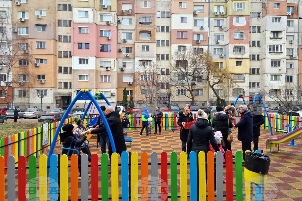 Детска площадка откри кметът на Монтана преди Коледа