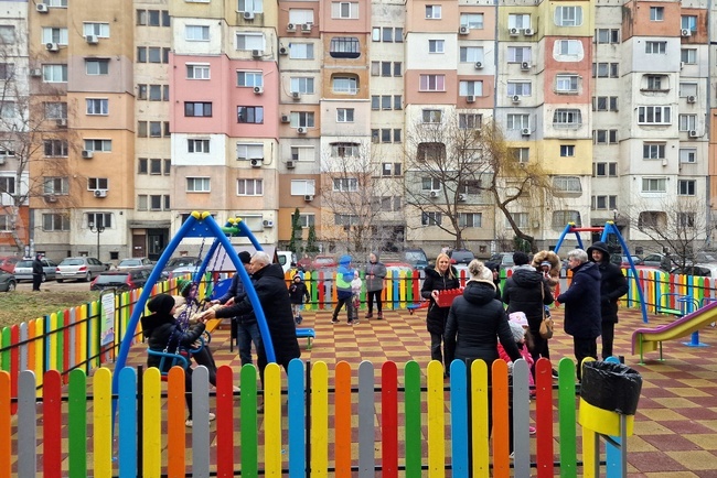Детска площадка откри кметът на Монтана преди Коледа