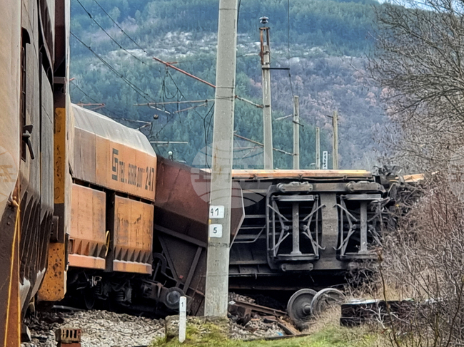 Влак дерайлира близо до Перник