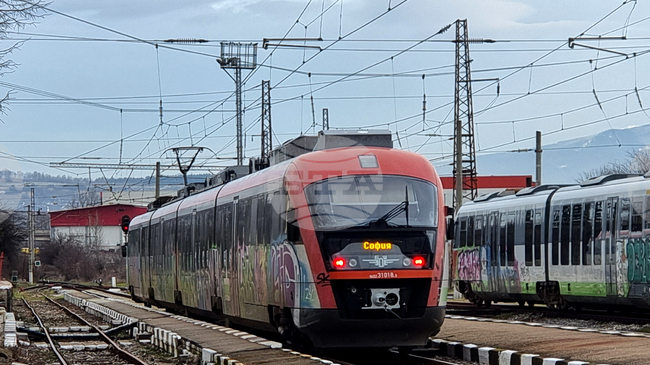Възстановено е движението по жп линията София - Кюстендил, след като вчера дерайлира влак край Земен