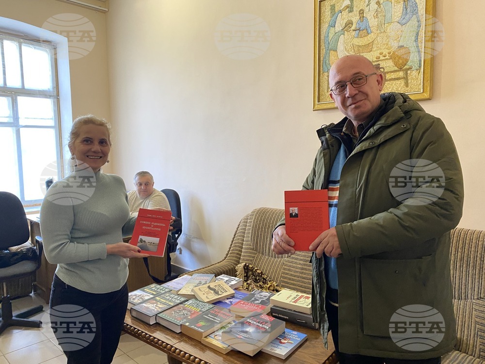 Българският военен и писател Нивел Начев дари книги на Областния център за българска култура в Болград