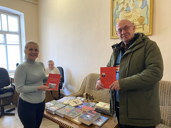 Българският военен и писател Нивел Начев дари книги на Областния център за българска култура в Болград