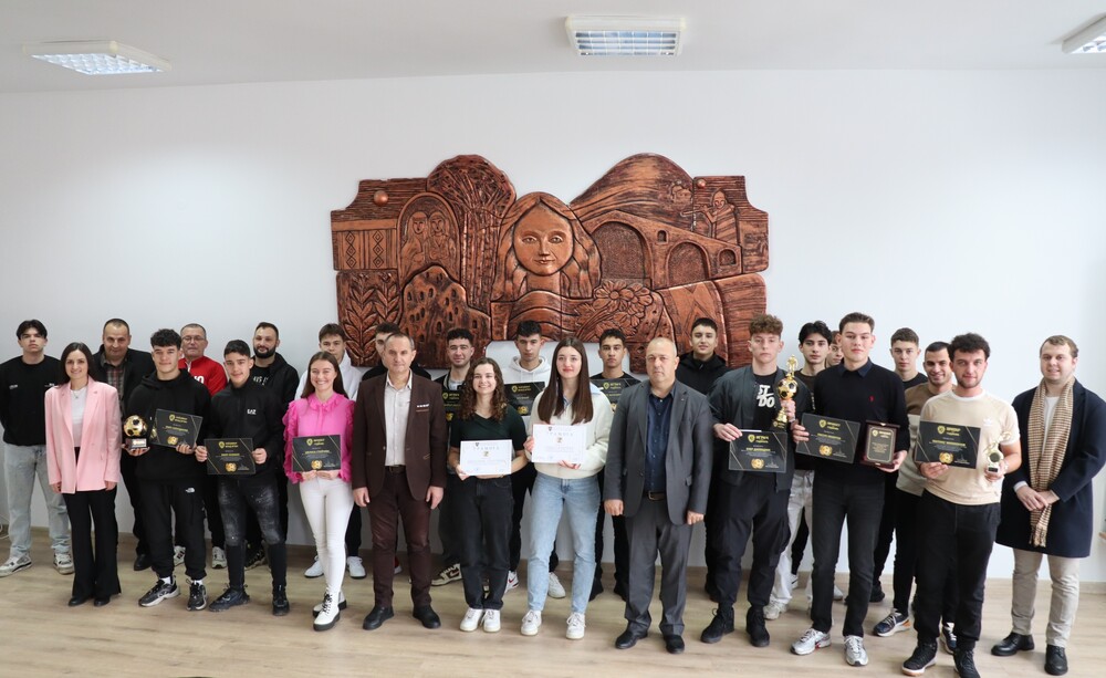 Община Ардино: Кметът Изет Шабан награди изявени през годината ардински спортисти по тенис на маса и футбол