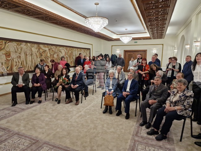 Каква е рецептата за дългогодишна семейна връзка разкриха осем двойки с 60-годишен брак в навечерието на коледните празници