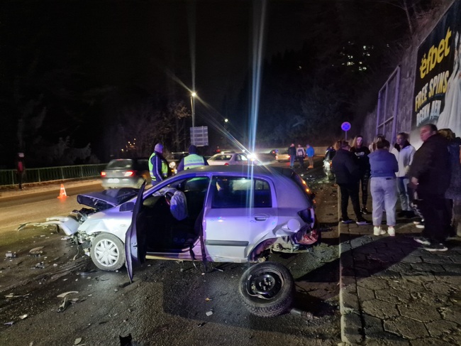 Катастрофа с три автомобила блокира главния булевард в Смолян