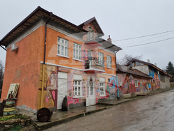 Село Ново село - Първи частен музей на изкуството и порцелана