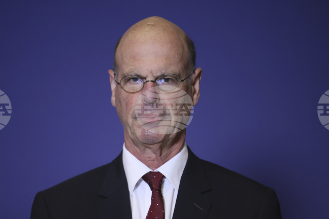 Намаляването на бюджетния дефицит догодина ще бъде "взискателно" начинание, заяви пред Си Ен Би Си френският финансов министър