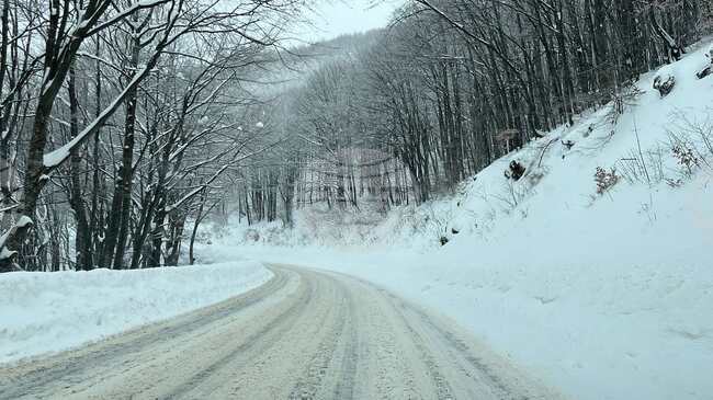 Общо 37 снегопочистващи машини почистват пътищата в област Стара Загора