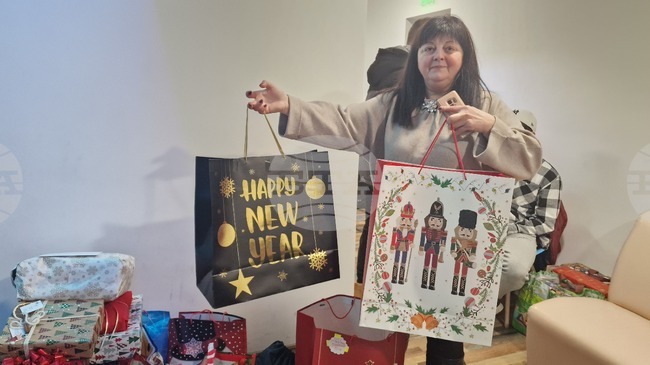 Благодетели изпълниха коледните желания на близо 400 деца в нужда от област Разград