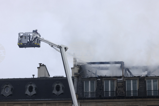 Стотици хора бяха евакуирани заради пожар в петзвездния хотел „Бристол“ в Париж