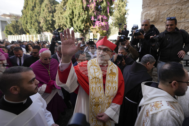 Коледната процесия пристигна в църквата „Рождество Христово“ във Витлеем