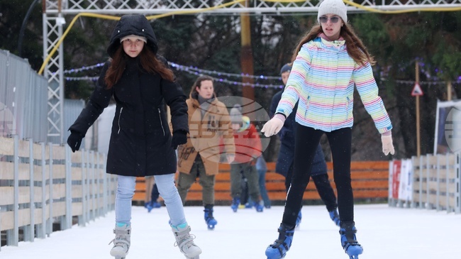 Четири ледени пързалки предлагат зимно забавление и спорт на открито за малки и големи в София