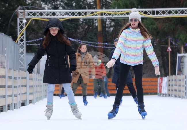 Четири ледени пързалки предлагат зимно забавление и спорт на открито за малки и големи в София