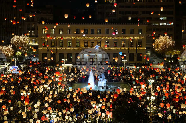 Хиляди фенери озариха небето на Атина на Бъдни вечер