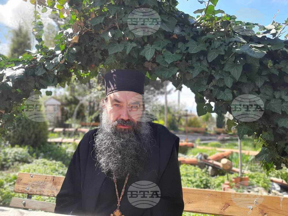 Рождество Христово е празник, който носи посланието на надеждата, любовта и смирението, каза отец Георги Попов от Силистра