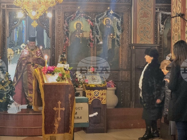 Нека на Земята да има мир, но нека и в нашия град да има разбирателство между хората, пожела на миряните отец Петър Гарена от Кърджали