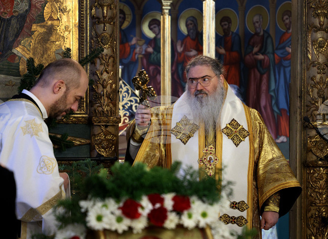 Рождеството на Спасителя е призив да бъдем живи душевно, каза Варненският митрополит Йоан
