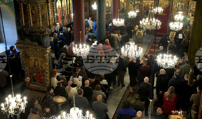 Неделята на православието съдържа молитва за запазване на църковното единство, припомни Варненският митрополит Йоан