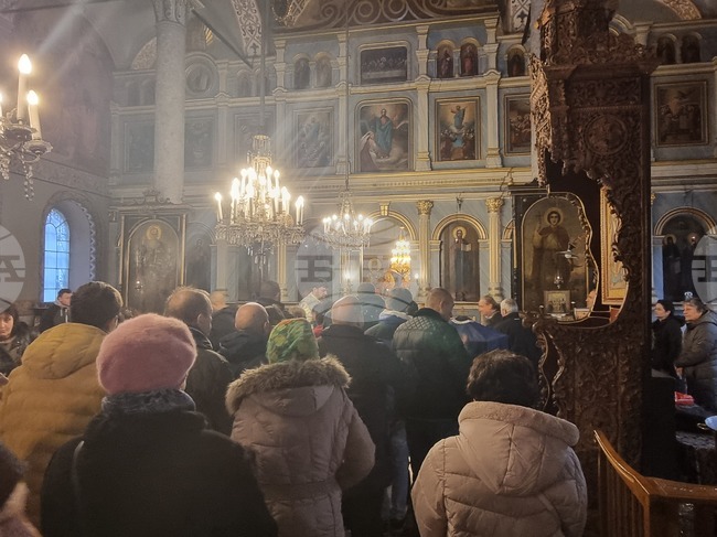 В Плевен вярващи изпълниха храм „Света Параскева“ за Рождество Христово