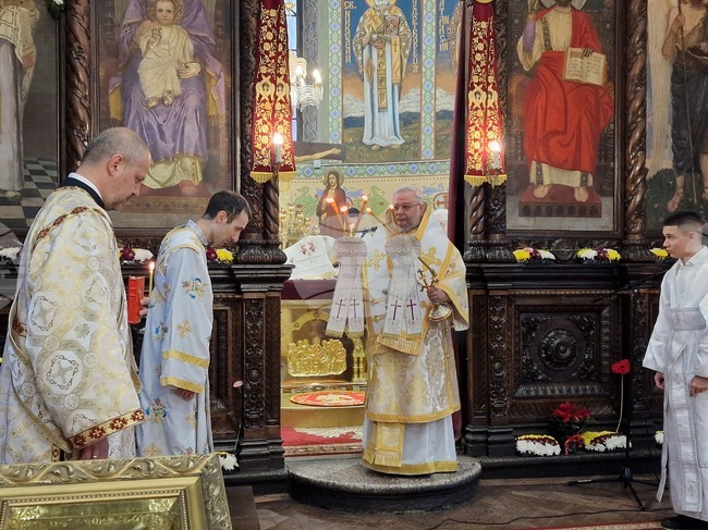 Рождество Христово е празник на светлината и новата надежда, каза пред вярващите Старозагорският митрополит Киприан