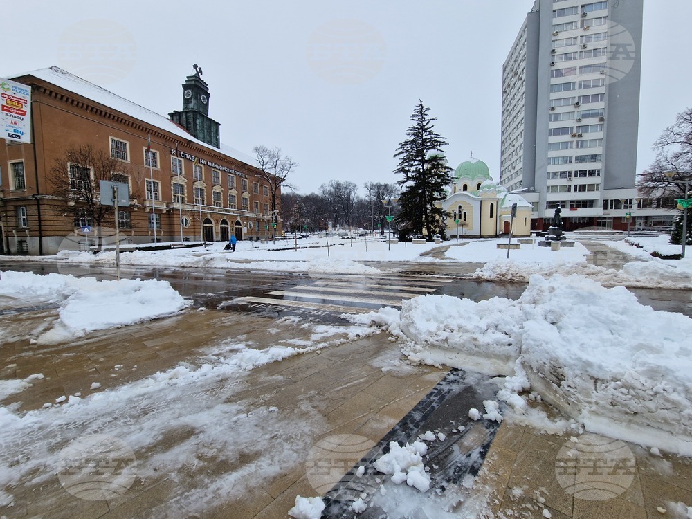 При непрекъснат снеговалеж продължава почистването и обработката на основните пътища в община Перник