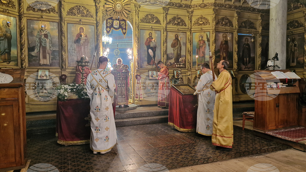 Божията велика милост да бъде с всички нас, пожела на миряните в Разград архиерейският наместник отец Георги