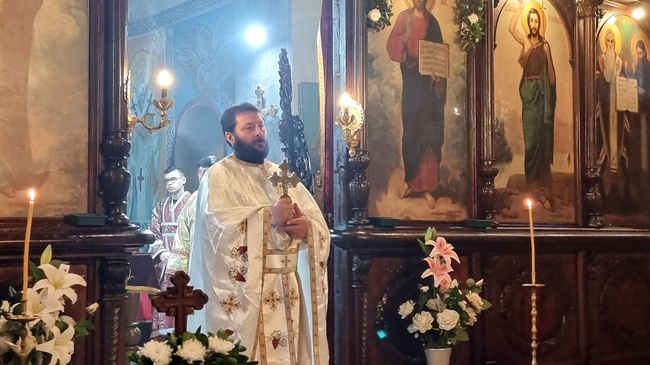 Да си пожелаем Витлеемската звезда да води и нас в нашето спасение, каза отец Емануил в храм "Св. Троица" в Добрич