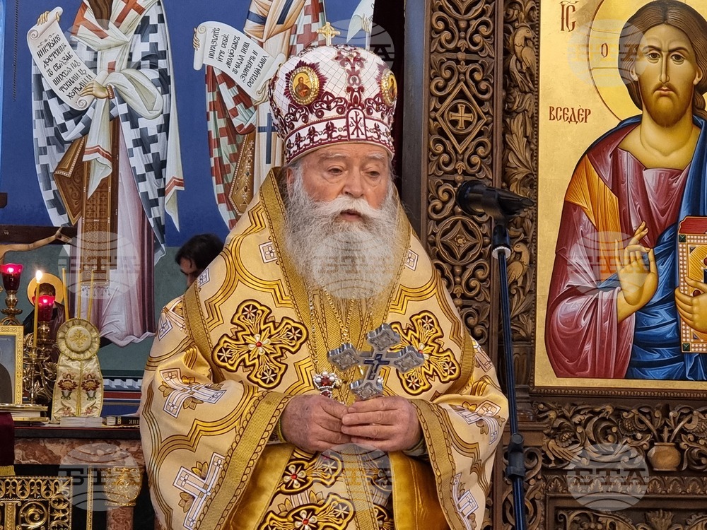 Чудото на Христовото Рождество ни помага да търсим и откриваме истинския смисъл на нашето съществуване, каза Ловчанският митрополит