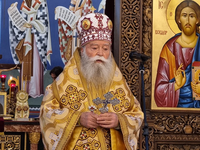 Чудото на Христовото Рождество ни помага да търсим и откриваме истинския смисъл на нашето съществуване, каза Ловчанският митрополит