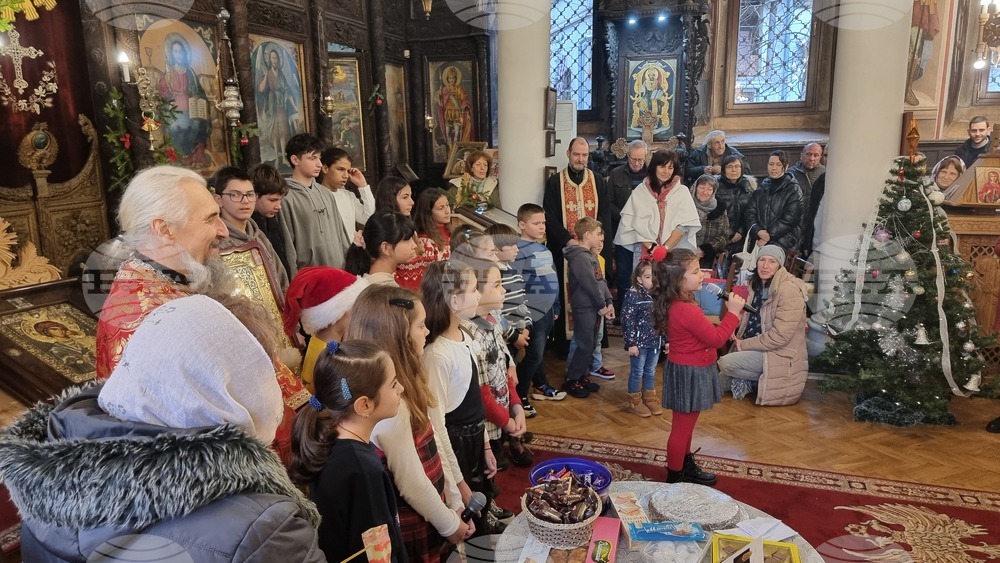С програма на децата от неделното училище завърши Рождественската света литургия в храма "Св. св. Архангели Михаил и Гавраил" в Хасково