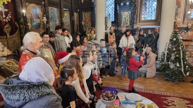 С програма на децата от неделното училище завърши Рождественската света литургия в храма "Св. св. Архангели Михаил и Гавраил" в Хасково