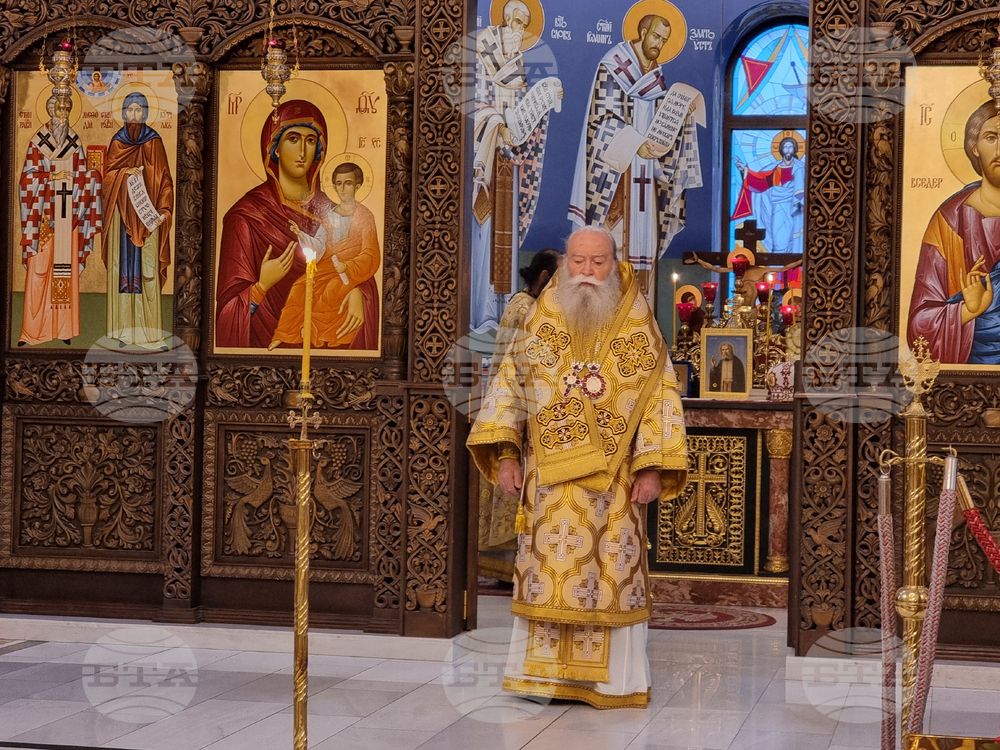 Ловеч - храм „Св. св. Кирил и Методий“ - Рождество Христово - света литургия